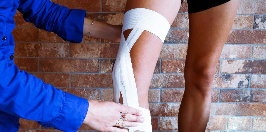 Comment réaliser un strapping pour une entorse externe du genou ? - DrSport