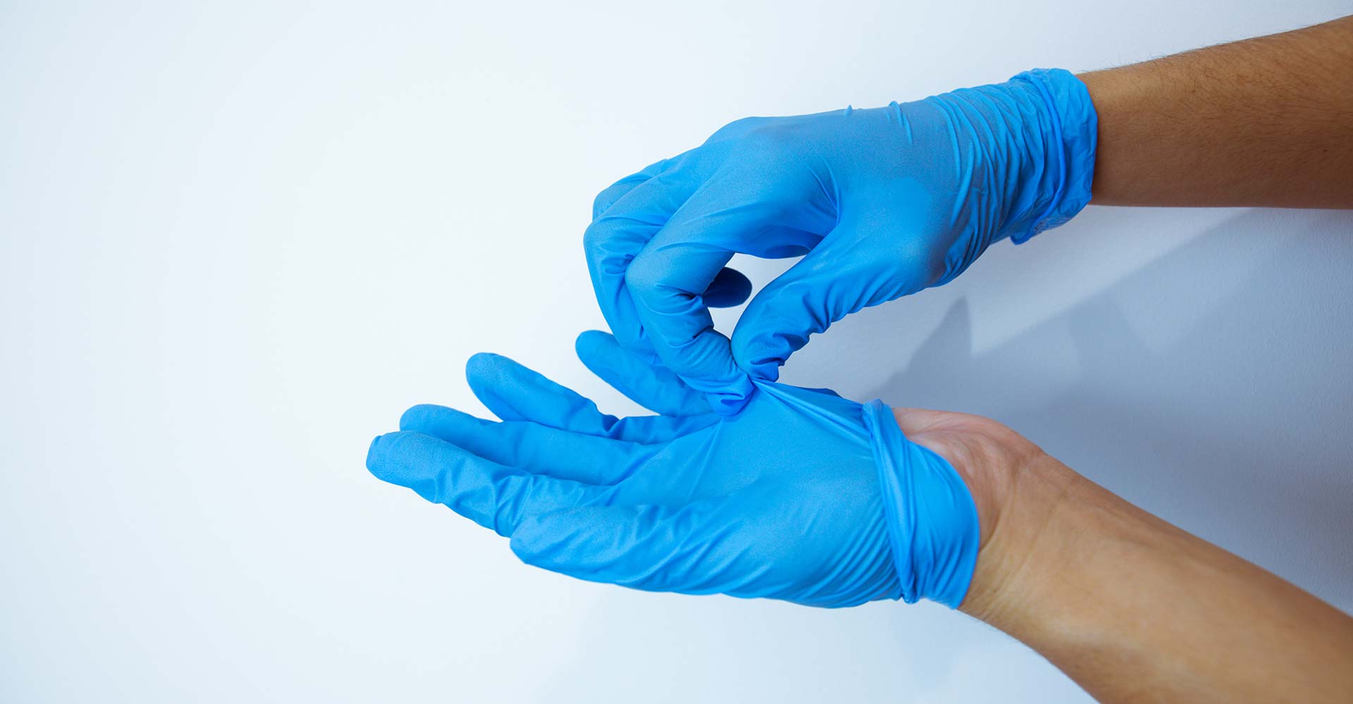 Comment enfiler des gants en latex chirurgicaux ?