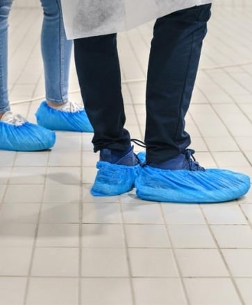 100 Surchaussures jetables imperméables OneProtek - Étanches, antidérapantes  et résistantes à la déchirure - Couvre chaussure en polyéthylène (CPE) Bleu  - Taille Unique : : Commerce, Industrie et Science